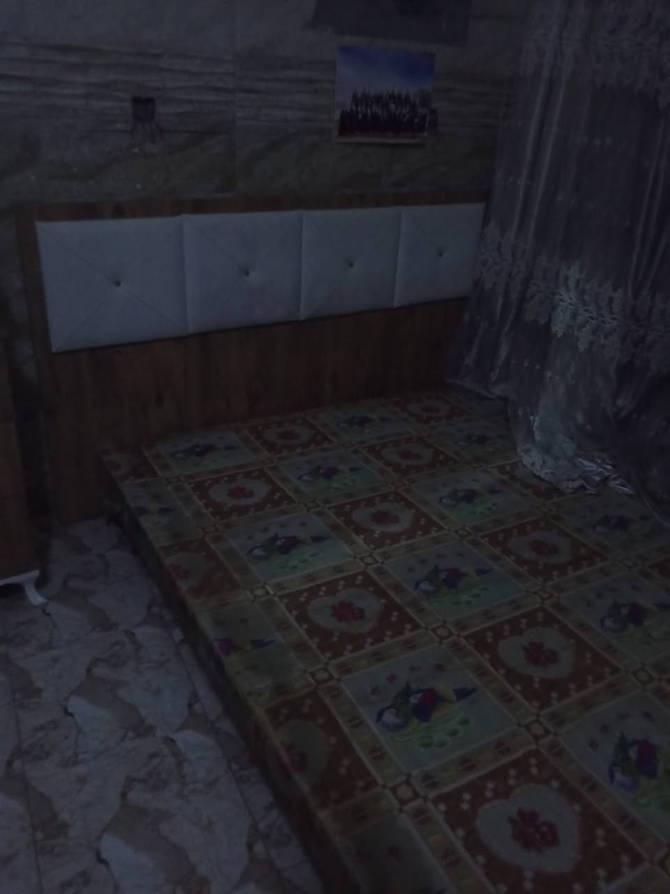 غرفه نوم خشب نضيفه جداً تحتوي على 5 قطع 
1.جربايه نفرين
2.كنتور بوب ثنين سلايت جبير
3. قطعتين مجرات 
4. ميز تواليت ثلاث مجرات 
مكاني بغداد الشعب رقمي *********** واتساب او اتصال السعر 225 .
