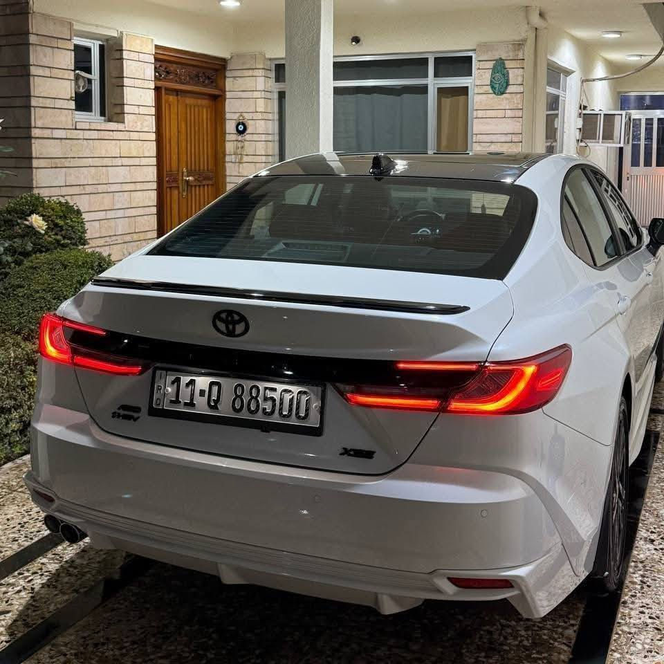 تويوتا كامري 2025 أمريكي 
مواصفات XSE فل كامل
 اللون: أبيض الممشى: 6000 ميل
 المحرك: 2500 هايبرد 

المواصفات:
 بصمة تشغيل + دخول ذكي
 تشغيل عن بُعد
 شاشة لمس كبيرة
اApple CarPlay & Android Auto
كاميرا خلفية + حساسات
 نظام رادار (تنبيه خروج المسار)
 مثبت سرعة ذكي
 مانع تصادم أمامي
 تحكم بالمقود
 كراسي جلد رياضية
 كراسي كهرباء مع تسخين
 فتحة سقف
 جنوط XSE رياضية
 إضاءة LED أمامية وخلفية
 إضاءة داخلية Ambient
 نظام صوت قوي
 مرايا جانبية كهرباء مع إشارات
 مكيف أوتوماتيك
 أوضاع قيادة (Sport / Eco)

 الضرر: دعامية أمامية فقط
رقم صاحب سيارة ***********
السعر سوي تعليق يصل مباشرة 🤖
