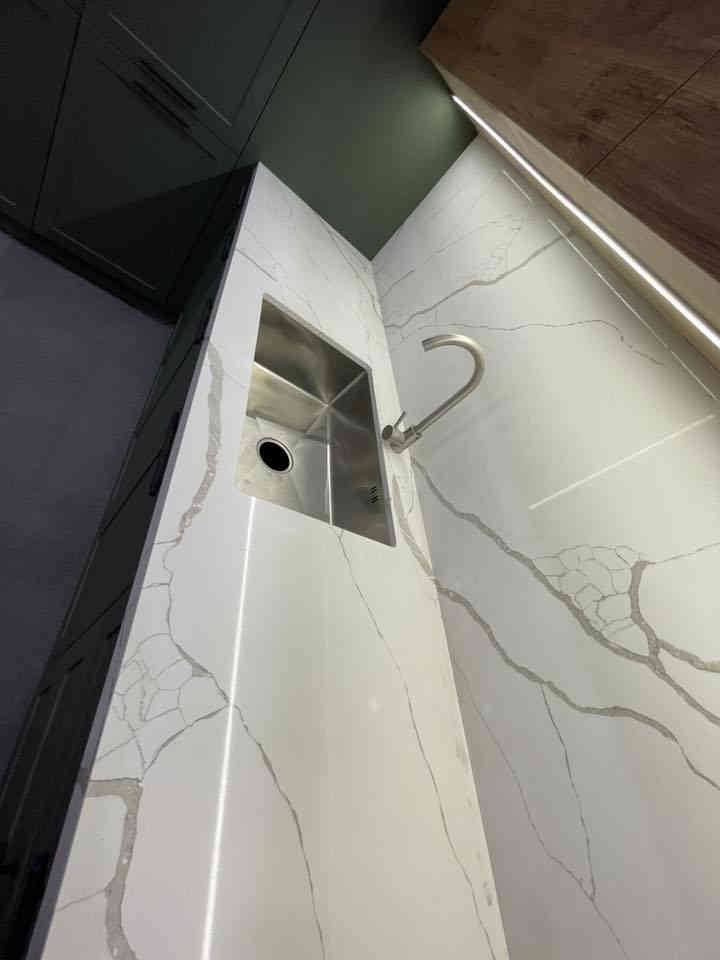 كاونتر خشب ايطالي بالون بريس اج دي اف عرض شركة مامستخدم
كله كوارتز 
بدون اجهزة
جوكر يترتب حسب اي مطبخ
سنك استيل 
قياسه الارتفاع مترين و60سم

ضلع السنك 4متر و58سم
وضلع الي بصفه 4متر
سعره خاص 
توصيل مجاني من لسليمانية لبغداد وديالى وصلاح الدين وكروكوك
وشد موجود بكروة 
***********
اتصال واتساب @
