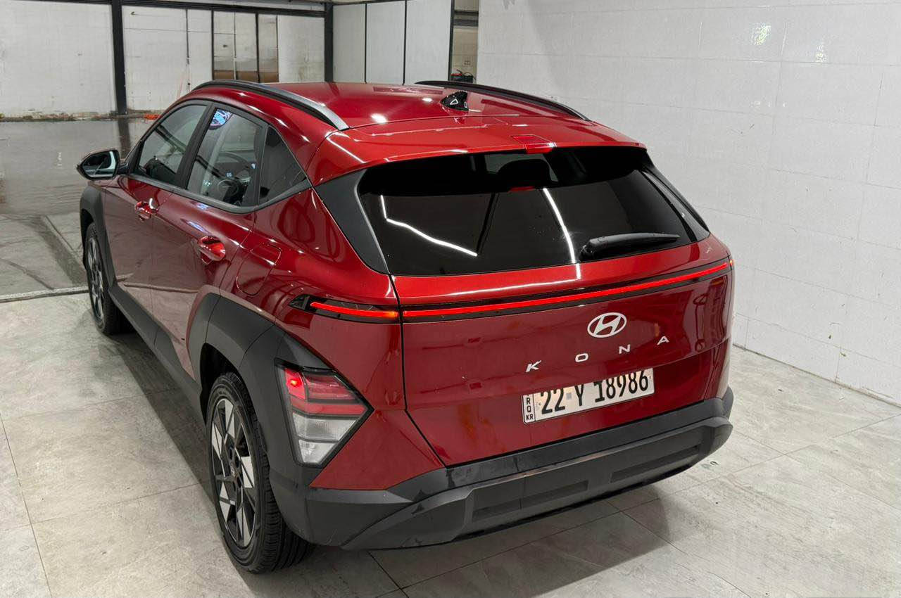 السلام عليكم للبيع فقط بدون مراوس 
هونداي كونا 2024 

ماشية (22) الف فقط جديده بوضع الزيرو  مرقمه اربيل تحويل وكاله مضمون حادث كلش بسيط نص باب مصبوغ فقط ايرباك برده بدون اي نقص

""مواصفات 
بصمة تشغيل
وبصمة ابواب
كاميرة دواره
تبريد قطعتين امامي وخلفي
شاحن لاسلكي 
ويل كب كروم
كشنات كهربائي
مصابيح LED أمامية.
مصابيح LED خلفية.
أضواء ضباب.
أضواء LED ساطعة خلال النهار
نظام الدخول الذكي.
نوافذ كهربائية.
محرك 2000 دوش
مداخل تايبسي
حساسات خلفية لصف السيارة
نظامي  Android Auto و Apple CarPlay.
نظام الملاحة GPS.
اتصال Bluetooth.
اتصال USB.
نظام تثبيت سرعة ذكي.
تشغيل المحرك عن بعد.
نظام تثبيت السرعة.
العنوان بغداد العطيفيه

للأستفسار ***********

السعر 183وبيهة مجال بسيط بغداد, العراق
