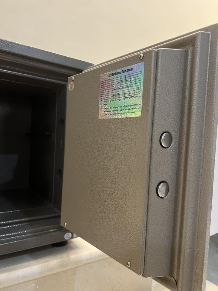 قاصة مستعملة للبيع نظيفة
ارتفاع 50 سم

عرض 38 سم

عمق 40  سم
 السعر 135
بغداد شارع فلسطين 

***********
