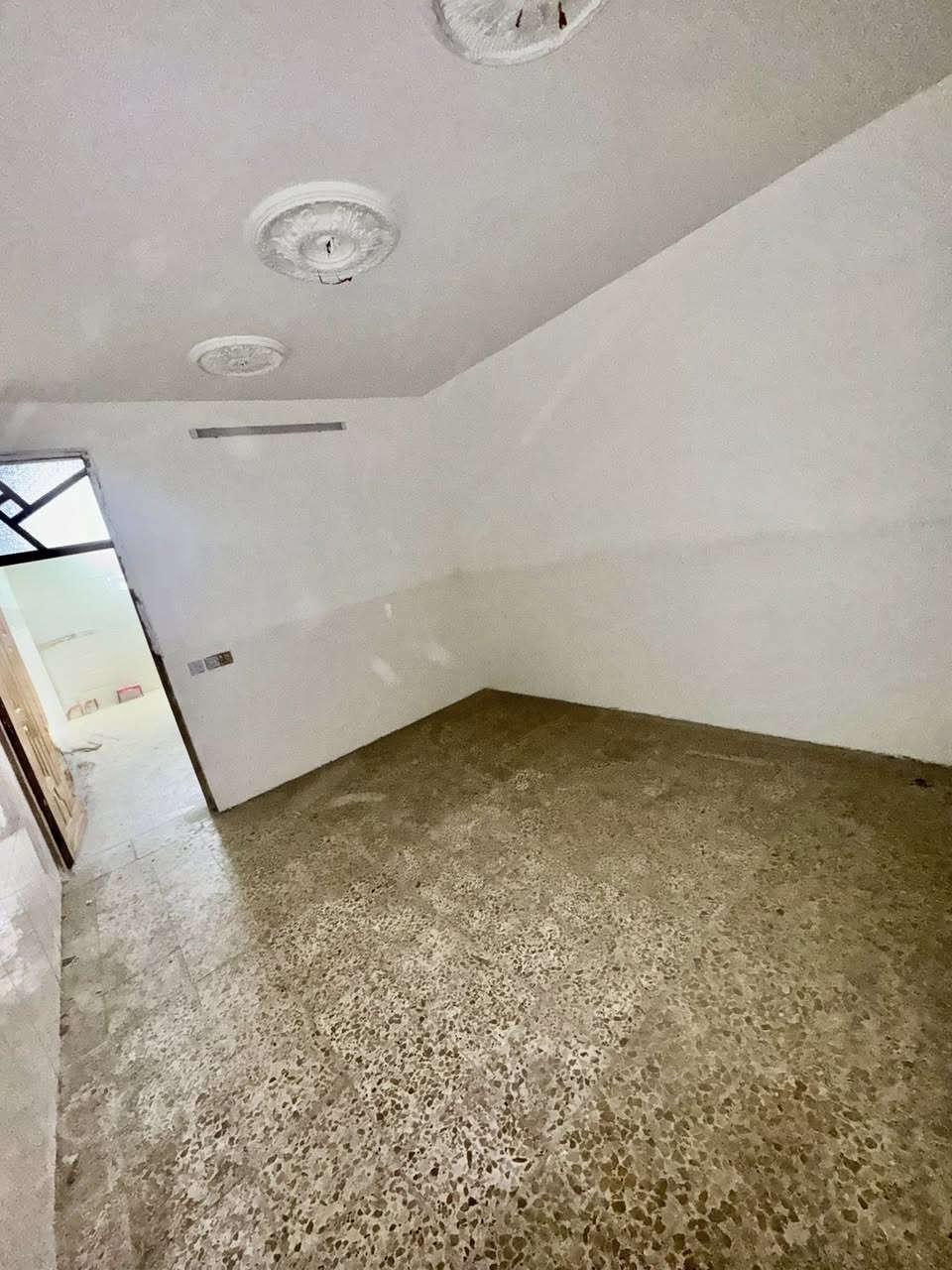 🔸 دار #للايجار ✅
65 متر بناء سنة 2020 نضيف مرتب 🔑كامل مكمل

🔸الطابق الارضي1️⃣: كراج واستقبال ومطبخ حار وبارد كبير وصاله كبيره وصحيات
الطابق الثاني2️⃣: غرفتين نوم كبار وبلكونه 

🔸موقع ممتاز📍الشعب مقابيل مطعم حجي عادل 
على شارع السايدين الفرطوسي ( شارع عريض )
 
🔸السعر الايجار : نهايته 500الف قفل رجاءا بلا احراج

🔸مع الدار #محتويات تبقى بالدار للستخدام وللستفاده  ماطور ماء +سخان + تانكي + واير سحب وجوزه كاملات مع واير انترنيت +محتويات وكهربائيات الدار 
#ملاحضه التاكد من قراء المنشور قبل لاتتصل وتتعنه  هل يناسبك او ميناسبك كافا التفاصيل مذكوره واضحه مع الصور تحياتي للجميع

معروض بمكتب ابو علي الدراجي للعقار 🏛️
الشعب-نهايت شارع الصحه-مقابيل كرزات ركن الصحه 
*********** 📞
*********** 📞 
 *********** 📞
