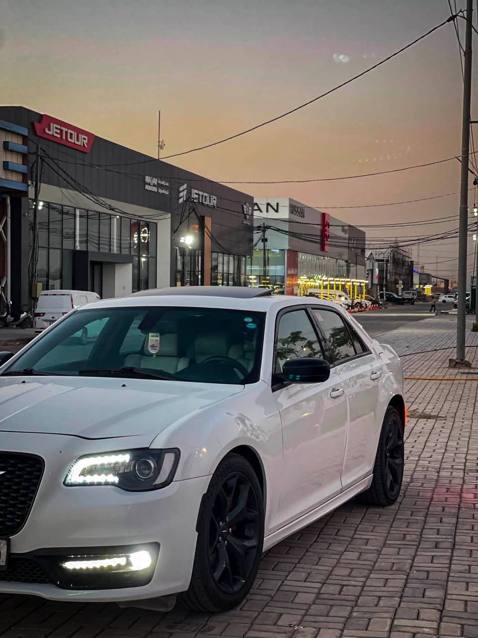 السلام عليكم إخوان.. للبيع شايب 🤍كرايسلر أوباما (Chrysler 300S) فئة S 🦅
• الموديل: 2018
• المحرك: 3600 V6 🚀
• الموقع: النجف الأشرف 📍
⚠️ تفاصيل الحادث  جاملغ وبنيد والجاملغ العكس تطبيع اشويه بدايت الشاصي جه وحده 
• الباقي مكفول بالكامل (كفالة عامة عدا المذكور) ✅
💎 المواصفات العالية (فول 1/1):
• 🌅 سقف بانوراما بالكامل
• 🔑 بصمة تشغيل وأبواب + شفتات ستيرن سبورت
• 💺 كشنات جلد شعار S (خزن ميموري + تدفئة وتبريد أمامي + تدفئة خلفي)
• 🕹️ ستيرن كهرباء + تدفئة ستيرن + تحكم كامل
• 📺 شاشة الكبيرة تدعم نظام كار بلاي (Apple CarPlay)
• 🦅 بجم عريض دبل لحية + سبايلر (دمام بلادي) ع الجُنطة
• 💡 بك لايت لد خلفي + لد أمامي عدسة داينمك متحرك
• 🪞 مري قلاب مع البك + بروجكترات ترحيبية بشعار كرايسلر بالأرضية
• 🛞 ويل توب فئة S بلادي أسود
السيارة مسرفسة وتوب النظافة وجاهزة وما تحتاج أي مصروف، ومثل ما موضح بـ صور
تفاصيل صور حادث خاص واتساب غير متواجد على فيس فقط على واتساب ول اتصال على رقم الهاتف 
📞 للاستفسار: [‭***********‬]
