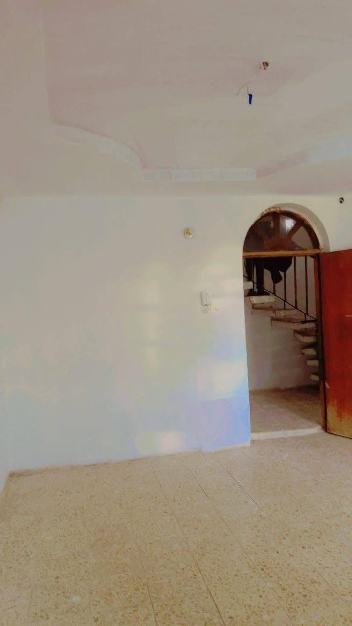 السلام عليكم  للبيع دار في   قضاء العلم /الحي العسكري /قرب قسم تربيه العلم مجاور مجمع السامر السكني طابو صرف تحويل مباشر  المساحة الدار 300 متر نوع البناء طابوق التفاصيل الدار 2 غرف نوم صاله وستقبال مطبخ مجموعات صحيات كراج سياره و سقيفه و حديقة خارجيه واصل ماء و كهرباء و إنترنت كافه الخدمات متوفره بيع مستعجل جميع خدمات ما شاء الله تبارك الرحمن من مدارس سوك للاستفسار على الرقم وحياكم الله الرقم بس واتساب فقط ***********
