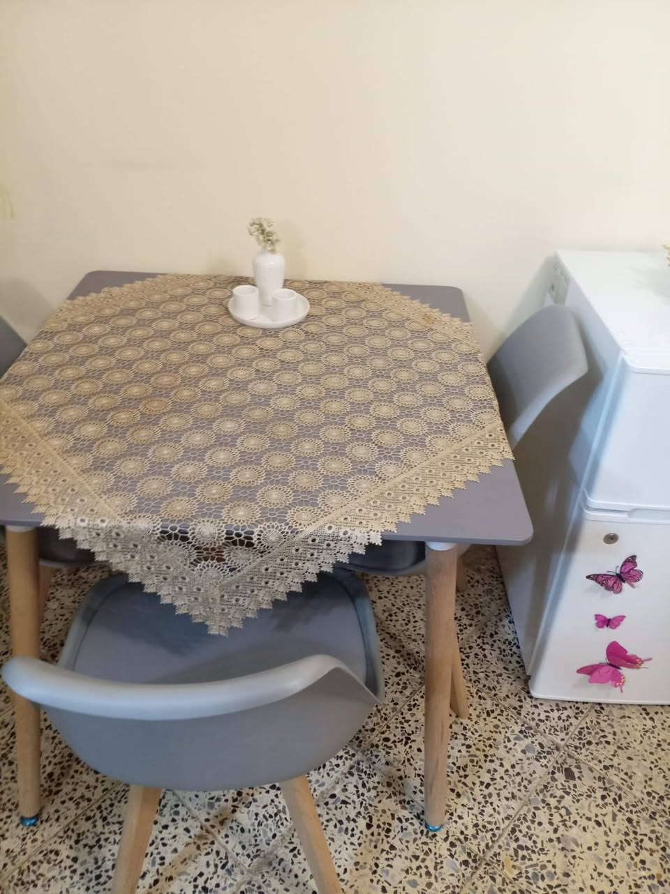 ميز طعام استخدام اقل من اسبوع نظافه ١٠٠% مع اربع كراسي ١٠٠ الف رقم الهاتف ***********
