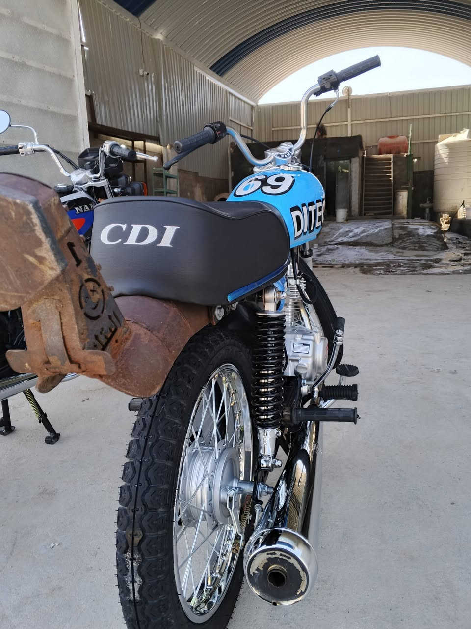 للبيع لو مراوس بدايون نفخ اهم شي لنضافه وطي فرق إدراجه ماصرله 26يوم من عمرته غراضه كلها اصلي بس انتنس ورابيدو مابيه برغي تجاري وشاصي أصولي مديل 2020 اوراق كامله يعني كبل ترقيم وتعمير 26 ماعيزه برغي واحد كامل الماطور وهاذه رقمي *********** ولمو شراي لا يتعبني
