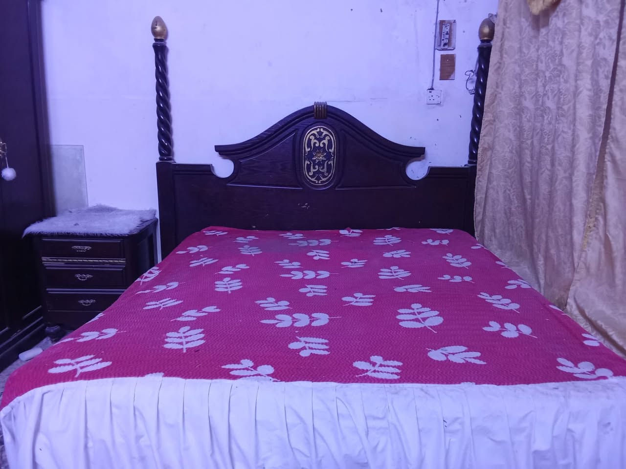 غرفه اخشاب اصليه مع جميع ملحقاتها 
وياها بعد ميز تواليت وكومديات 2
غرفه نصيفه كلش خشبها اصلي ثكيل 
مكاني البصره _ حي الحسين
 0771 290 8427
