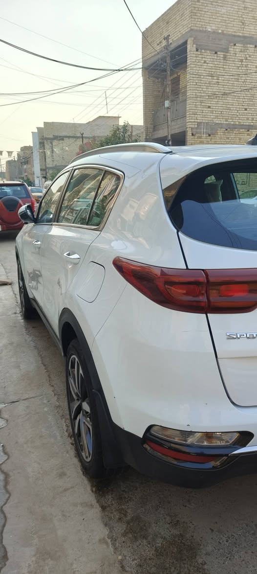 السلام عليكم للبيع كيا سبورتج موديل 2019 خليجي نص فول ماشية 112 كم رقم بغداد الجديد بيه طخه بدايه
 البنيد وطاك ايرباك دشبول فقط مكفول من الفتح والتبديل ا/وبيه باب خلفي ربع الباب صبغ فقط والسونار مرفق ويه الصور ومحرك كير مكفول ع وضع الشركة سيارة جديدة وجاهزة مابيها اي نقص سعرها 171$ وبيها مجال بسيط للشراي ان شاءالله مكان سيارة بغداد البنوك حي سومر  للاتصال *********** حجي مهند

