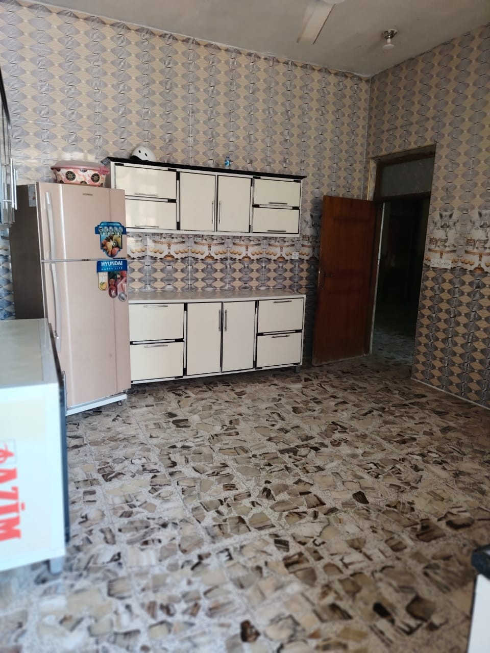 بيت للبيع في حي الحكيم نزلت علاء غريب مساحته ٢٧٣ البيت مرتب ونضيف مناقصه شي غرفتين نوم وهول واستقبال ومطبخ صحيات داخليه وخارجيه كراج سياره حديقه مناور عدد ٢ واحد جبير الثاني زغير البيت مرتب وجاهز للسكن للاستفسار ***********
