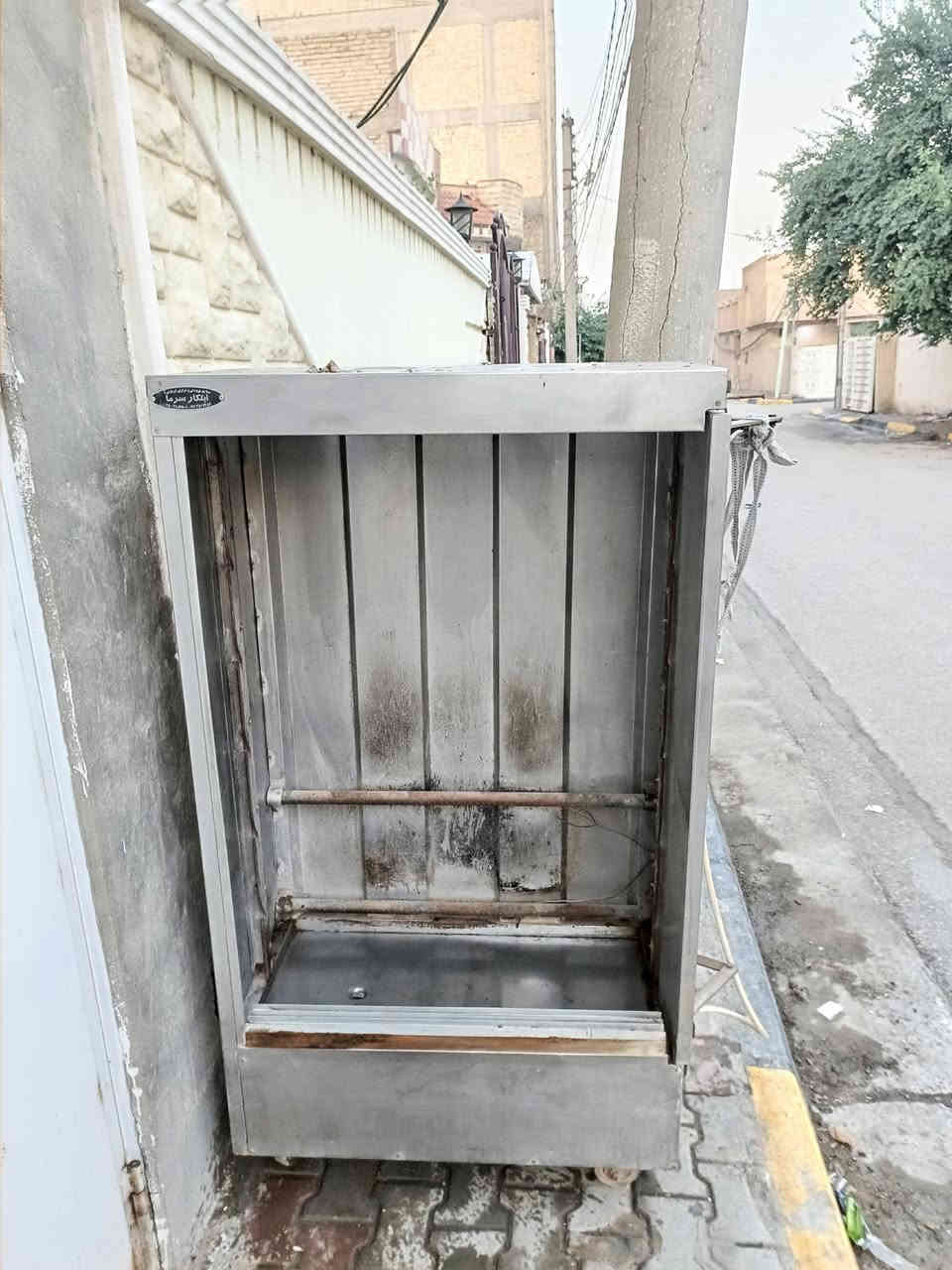 بسم الله الرحمن الرحيم 
شوايه دجاج مع كامل ملحقاتها نضيفه مكان كربلاء للاستفسار *********** واتساب موجود
