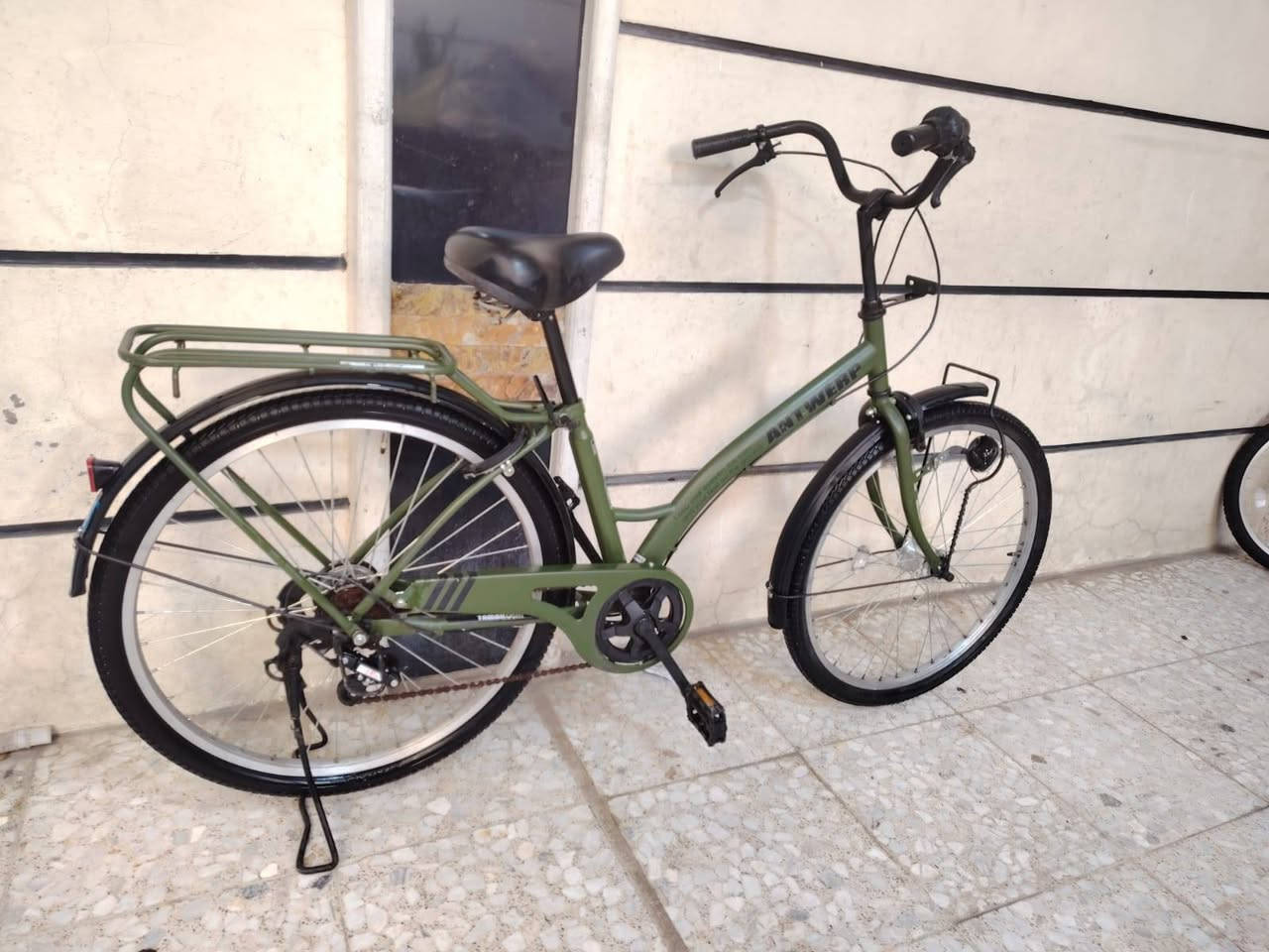 السلام عليكم ورحمة الله وبركاته
بيسكل بناتي حجم 26 تاير عريض أوزان 
باله ياباني النضافه فول  
قفل خلفي اصلي برجستون 
ماركه ( ANTWERP)
السعر ( 150 الف) 
 سيبايه عضم اصلي كير ٧ نمر
موديل حديث ٢٠٢٠ 
 كير وحساس شغال فول
لون ميمز زيتوني  طافي مختم 
تاير عريض أوزان يتحمل وزن 
كشن طبي اصلي أوزان 
فول موصفات قطعه نضيفه 
العنوان بغداد منطقة الحبيبيه 
هاتف *********** 
الاستفسار واتساب
