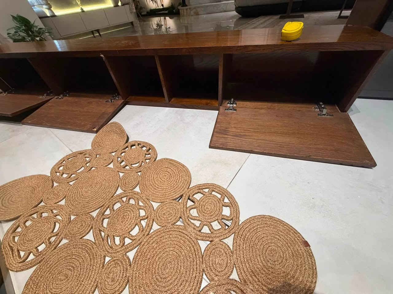 ميز بلازما  خشب صاج  تعليك  ابواب هايدروليك مع انارة مخفية نضيف جداًللبيع مع كابينة خشب وزجاج قياسة 2.45سم السعر 110 وبيه مجال


**إذا كنت صاحب هذا الإعلان وتريد حذفه لأي سبب، رجاءا أرسل رسالة إلى الدعم الفني**