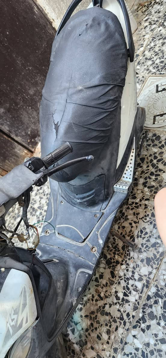 السلام عليكم ...
دراجة نوع ماكس .. وضعها مثل ما شوفة بعينك .. يرادلها ترتيب لان متروكة وما نستخدمها .. نص هندر تشتغل بسرعة ... وتمشي طبيعي بدون اي مشاكل ( ابيع كوم حديد لان متروكة من زمان من المفاشل ) 
مكاني بغداد ام الكبر والغزلان 
سعرها 300 وبيها مجال للطيبين


**إذا كنت صاحب هذا الإعلان وتريد حذفه لأي سبب، رجاءا أرسل رسالة إلى الدعم الفني**