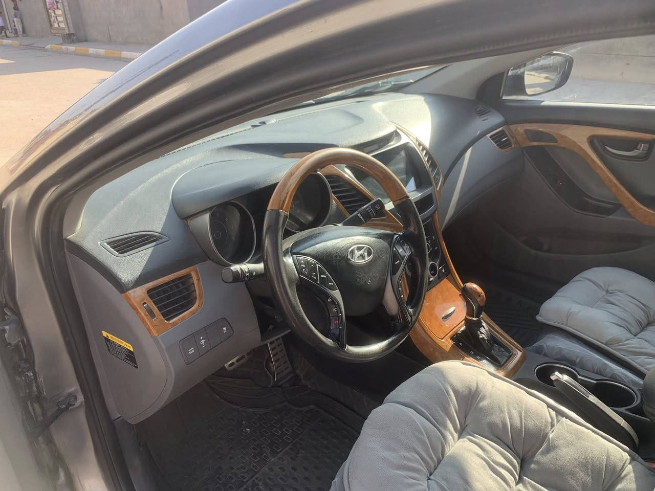 السلام عليكم    الانترا   وارد امريكي موديل ١٤. فول مواصفات بصمة. فتحة تحكمات استيرن كشن كهرباء   شاشة تاب كامرة السيارةفول  سنوية وهزة جديدة قبل أسبوع بيها بيها باب وجاملغ مبدل 
لغود وشواصي تكم مكفولات 
السعر ٩٢وبيها مجال حك الجية مستعجل على بيعتها
العنوان واسط صويرةاستفسار على الرقم ***********غير متواجد على الفيس
