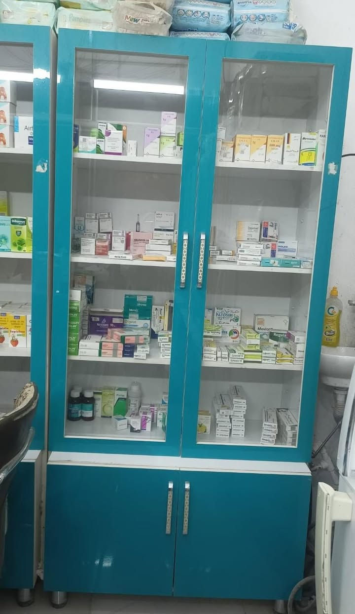 جام خانة 10 ملم واجهيه  6 متر ارتفاع ٢٦٠
مع باب 

خانة خشب mdf  عرض متر 
ارتفاع ٢ متر

ميز خشب mdf بيه عده خانات 

كذللك توجد لافتة ضوئية 
الاستفسار واتساب او اتصال ***********
