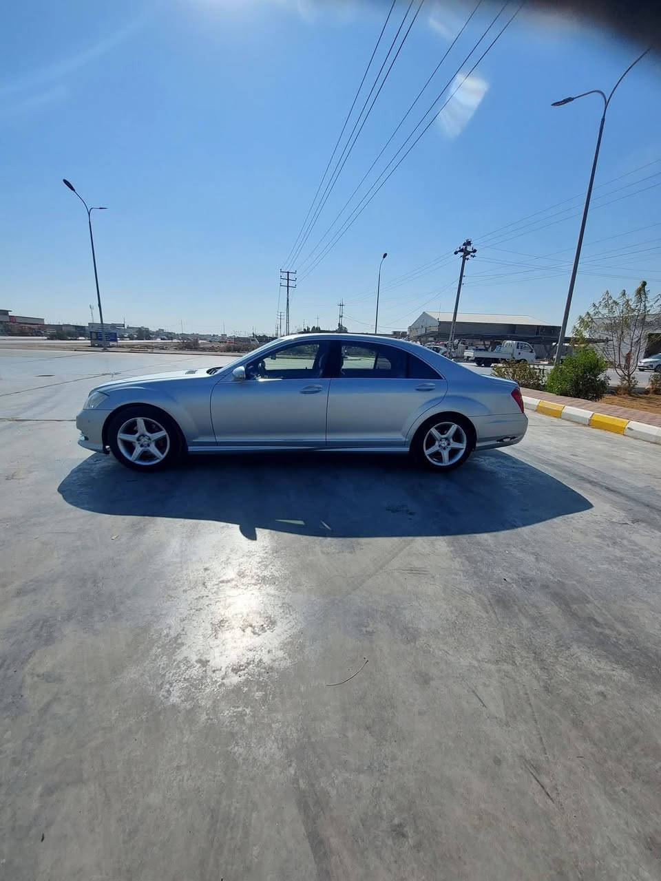 السلام عليكم ورحمة الله وبركاتة 
موديل 2007 550 S بيها معامله من سنة ٢١ ولم يدفع الكمرك  
صبغ جاملغ خلفي وكلير جاملغ أمامي فقط . 
السعر ١٢٠ 
***********
