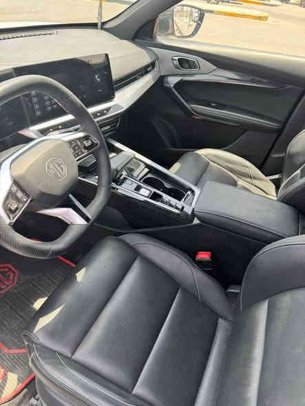 السلام عليكم MG1.   مواصفات
-بنورما
-مقاعد جلد
-5 كامرات
-حساسات
-قيادة ذاتية
-نقط عمياء
-طي المرايات اوتو
-دخول ذكي
-انارات محيطية.  الاستفسارات ***********
