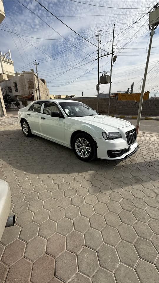كلايسلر 300C موديل 2017  السيارة فول مواصفات ماعدا الحساسات والرادار 
اللون  ابيض 
: اوف وايت  اللون الداخلي
: 118,000 ميل رقم سليمانية جديد

الحالة:
كفالة عامة 
السيارة كلين تايتل
بيها بصمت اصبع PDR فقط بدون صبغ
بالهلال مال جاملغ الخلفي وره السايق 
المكينة والگير مكفوله 
سنوية جديدة وتحويل مباشر
المواصفات:
بصمة تشغيل
تشغيل عن بعد
كاميرا خلفية
سقف بانوراما
كشن جلد
كشن كهرباء
تدفئة +تبريد كشنات أمامي 
تدفئة كشنات خلفي
ستيرن هيتر +كهرباء 
خزن وضعيات الجلوس + المري + الستيرن 
كير موس 
ويلات البلادي حجم 18 
شاشة كبيرة 
كار بلي 
دعامي أمامي دبل ليحه فات S
+ وياه دعاميه البلادي فات C بحاله جيده جداً 
بردة كهربائي خلفي بيلاد تنزل اوتو مع البك 
+مري قلاب مع البيك اوتو 
لايت زينون زرع عدسات اكبر من البلادي من دكتر لايت معروف شغله 
حداديه كامله بحاله جيده جداً 
اي نقص بالسياره ماكو 
رقم صاحب السياره
***********
