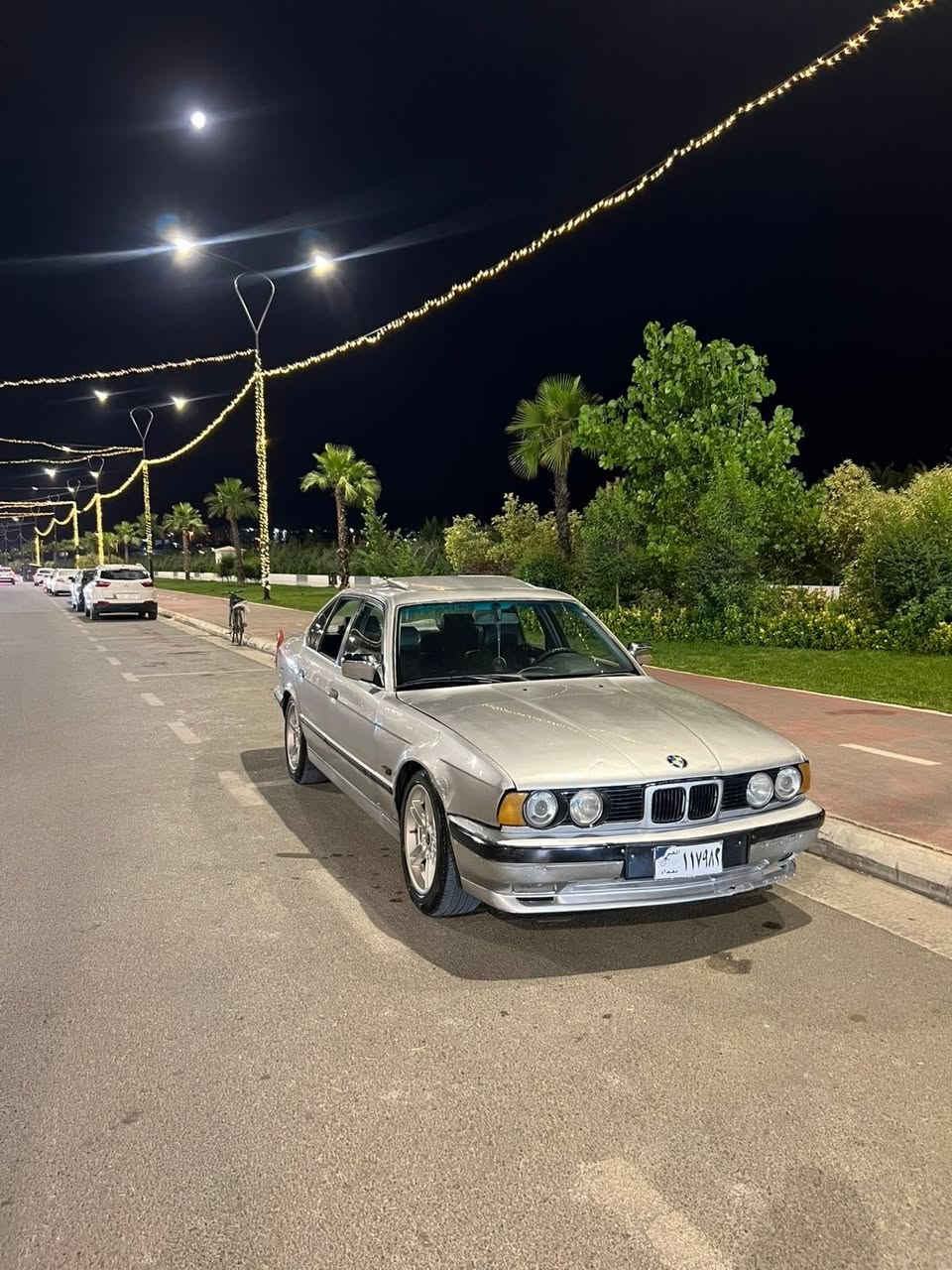 کاکە بەناوی خوا 
BMW1991 525i
سەیارە کە دینار مەسروفی تانیە 
ئارم پلاستی کی سلێمانیە 
چوار ویلو تایەی نوێی لەسەرە
سەیارەیەکی گەنجانەو جوانە .
***********
