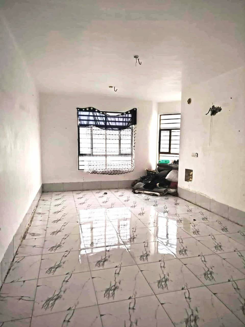 بيت للبيع    200متر سند حر  طابق ونص بناء حديث 2025 طابوق جمهوري صب كونكريت شغل درجه اولى مكون من 4 غرف نوم +ستقبال+صاله +مطبخ +صحيات  كامل سعر 165 مع المجال   موقع مجمع بيتي غريب شارع البيت تبليط على مجمع السلطان رقم الهاتف واتساب *********** وتساب ‏‪***********‬‏ ونتصال
