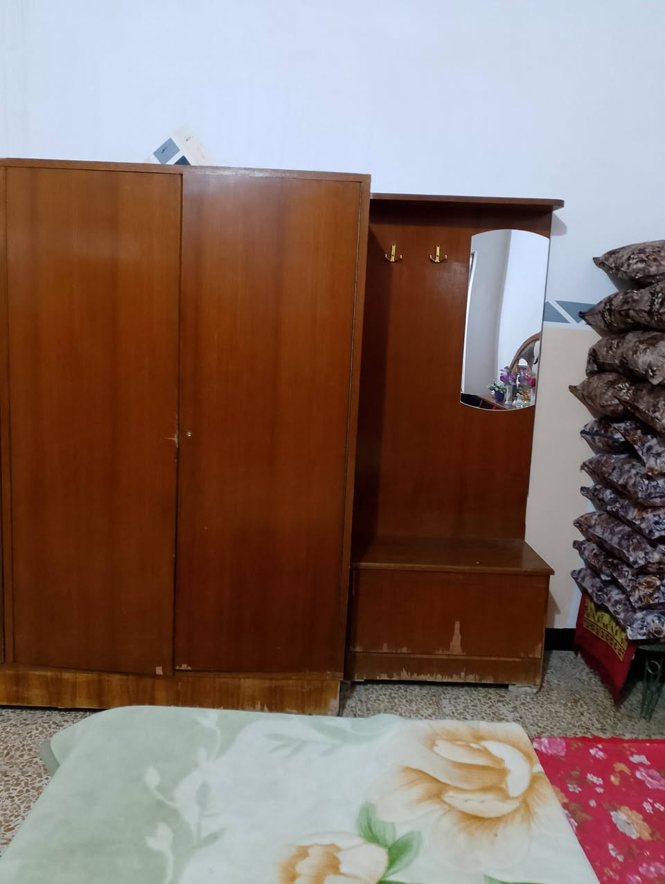 غرف اخشب لبيع السعر 250وبيه مجال شي قليل  ***********
