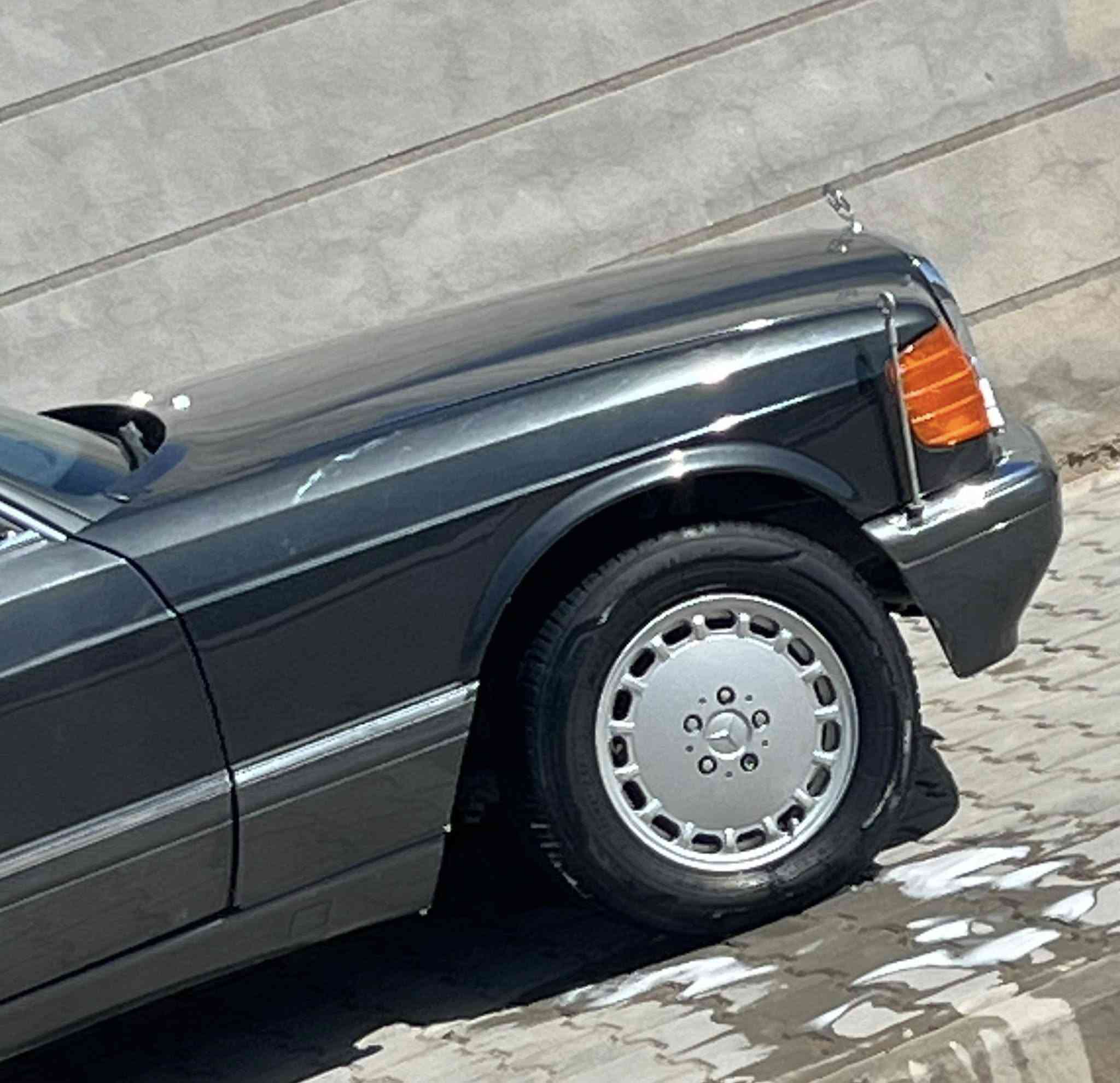 السلام عليكم
سياره جامبو موديل 1990رئاسي باب طويل 

اللون اسود كحلي المرغوب 

السياره على وضع الشركه كل شي بيها على وضع الشركه حتى السبير مالتها برغي ما مبدل بيها لا بغرفتها ولا باقي السياره 

برده خلفه مال شركه + بردات خلفيه 

كشنات جلد اسود كهرباء 

فتحه سقف كهرباء 

تحكم كهربائيات كلها شغاله 

اربع جام كهرباء

بورد تبريد بيانو 

دركه ايرباك 

كروز سرعه 

مكينه السياره 300 بلادي على وضع الشركه 

كير بلادي خير من الله 

ماشيه 200 السياره جديده 

تخم تاير جديد 

تبريد كامل شغال 

سياره بدون ضربه مصبوغه عام جمال بالامارات 

رقم بغداد انكليزي كامل +هزه كامل 

سنويه بسمي تحويل ثاني يوم 
السعر ١٠٠$ وبيها مجال
المكان بغداد المحموديه

رقم ***********
