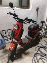 دارجة شحن R8 للبيع ب300 وبيها مجال. 07757775166