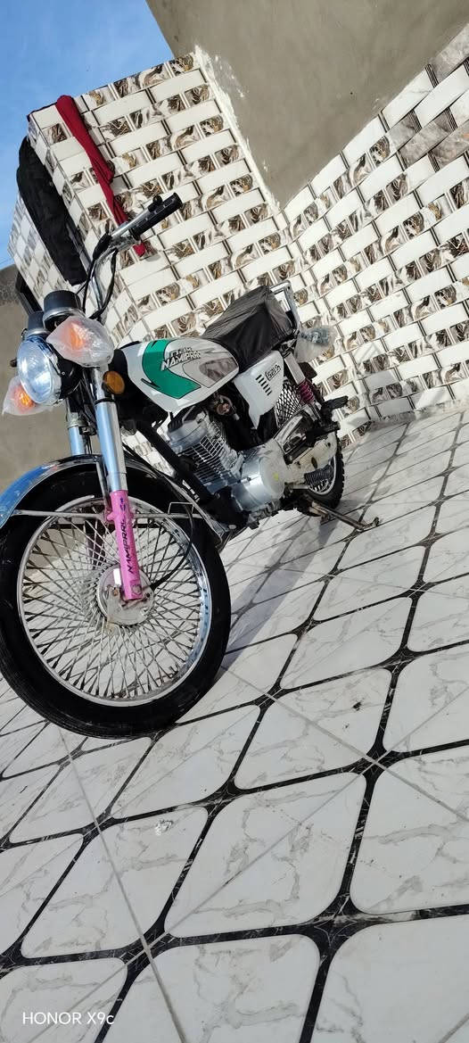 للبيع دراجه نظيفه وحلوه ما عايزه كل شيء موديل 2023 اوراق ضايعه مقفوله كفاله عامه السعر 380وبيها مجال مكان نجف ***********
