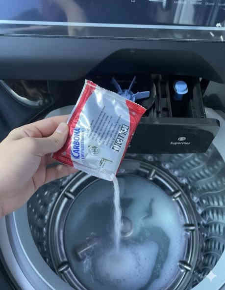 هل سئمت من الروائح الكريهة وتراكمات الكلس في غسالتك؟ منظف CARBONA (المتوافق مع غسالات الأطباق والغسالات العادية من BOSCH والعديد من الأنواع) هو الحل!

🎯 قوة 5 في 1 (FIVE-IN-ONE POWER)
يعمل CARBONA بتقنية متكاملة ليمنح جهازك عناية شاملة:

✅ Descaler: يزيل التكلسات الكلسية الصلبة (إزالة الرواسب).

✅ Degreaser: يذيب ويقضي على الدهون والتراكمات (إزالة الشحوم).

✅ Polisher: يلمع الأجزاء الداخلية ويحميها (تلميع).

✅ Refresher: يقضي على الروائح العفنة ويمنح رائحة منعشة (إنعاش).

✅ Energy Saver: يحسن كفاءة عمل الغسالة ويقلل استهلاك الطاقة (توفير الطاقة).

🛡️ الأمان وضمان الجودة
المنتج مصمم ليكون آمناً تماماً على الأجزاء الداخلية لغسالتك، ويحتوي على مثبطات تمنع التآكل (Inhibitor preventing corrosive).

🏷️ السعر والعرض
سعر العبوة: 15,000 د.ع فقط.

🚚 التوصيل السريع والموحد
رسوم التوصيل: 1,000 د.ع فقط لجميع أنحاء ومحافظات العراق!

💡 اطلب الآن قبل نفاذ الكمية لضمان عمر أطول وأداء أفضل لغسالتك!

للطلب ***********

📝 طريقة الاستخدام الصحيحة لمنظف CARBONA
(ملاحظة: تُرجح طريقة الاستخدام هذه بناءً على الملاحظات المذكورة على العبوة وعلى طبيعة عمل منظفات الغسالات المتخصصة):

الجرعة: لكل جهاز (غسالة ملابس أو غسالة أطباق)، طبق جرعة كافية ومناسبة من المسحوق.

الماء الساخن: اسكب كمية كافية من الماء الساخن (أو شغل دورة غسيل على أعلى حرارة) واترك المنتج ليتفاعل مع الرواسب.

انتظر: اترك المنتج ليعمل بكامل قوته ضد الأوساخ والتكلسات.

الشطف: اشطف الغسالة بالماء مع تشغيل دورة غسيل فارغة (بدون ملابس أو أطباق) لإزالة بقايا المنظف والرواسب الذائبة.

ملاحظة هامة: يُنصح باستخدامه بشكل دوري للحفاظ على كفاءة الغسالة.
