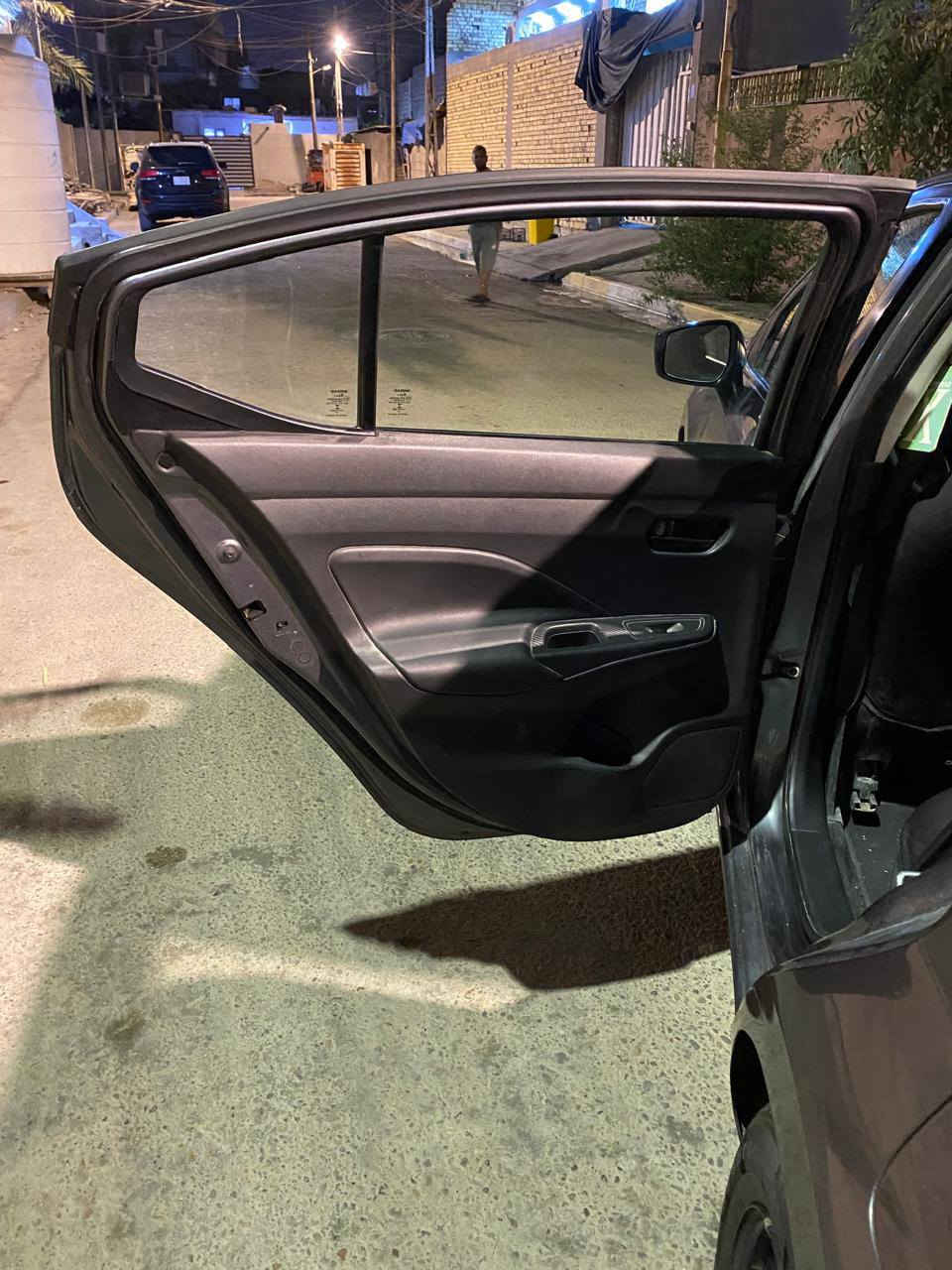 السلام وعليكم 
نيسان فيرسا مديل20  السعر 85 وبيه مجال السياره باسمي وارد امريكي العنوان بصره مطيحه رقم ***********
