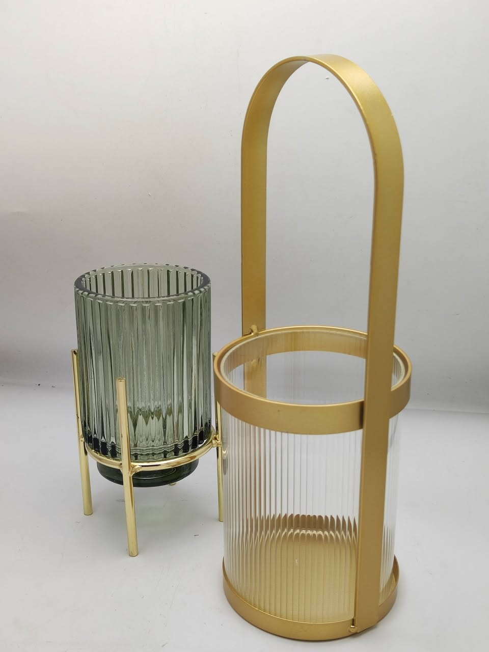 ✨ أضف لمسة من الفخامة والدفء لبيتك ✨  
حامل شموع بتصميم عصري أنيق، مصنوع من زجاج فاخر مع قاعدة معدنية ذهبية تضيف لمسة راقية لديكورك.  
مناسب لغرفة المعيشة، السفرة، أو حتى كهدية مميزة لأحبائك 🎁  

- تصميم عصري يجمع بين الزجاج واللمسة الذهبية  
- يعطي أجواء رومانسية وهادئة مع الشموع  
- قطعة ديكور تضيف جمال لأي مكان  

💡 السعر مناسب جدًا ومتوفر الآن بكميات محدودة!  
لا تفوت الفرصة وخلي بيتك أجمل مع هذا الحامل الراقي 🕯️  

📲 للتواصل وطلب المنتج راسلنا على الخاص
#شموع #حامل_شموع


**إذا كنت صاحب هذا الإعلان وتريد حذفه لأي سبب، رجاءا أرسل رسالة إلى الدعم الفني**