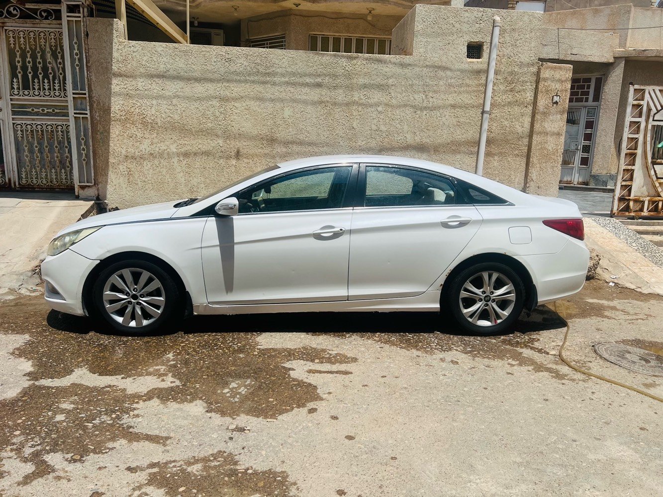 سوناتا 2011 خليجي مكينة 2400 دوش 
الباب الخلفي جهة العبري بيه بارد  والجاملغ الخلفي خلف السائق مصبوغ مع وجود صبغ ربع في خلفية القمارة 
السعر 105 وبيها مجال