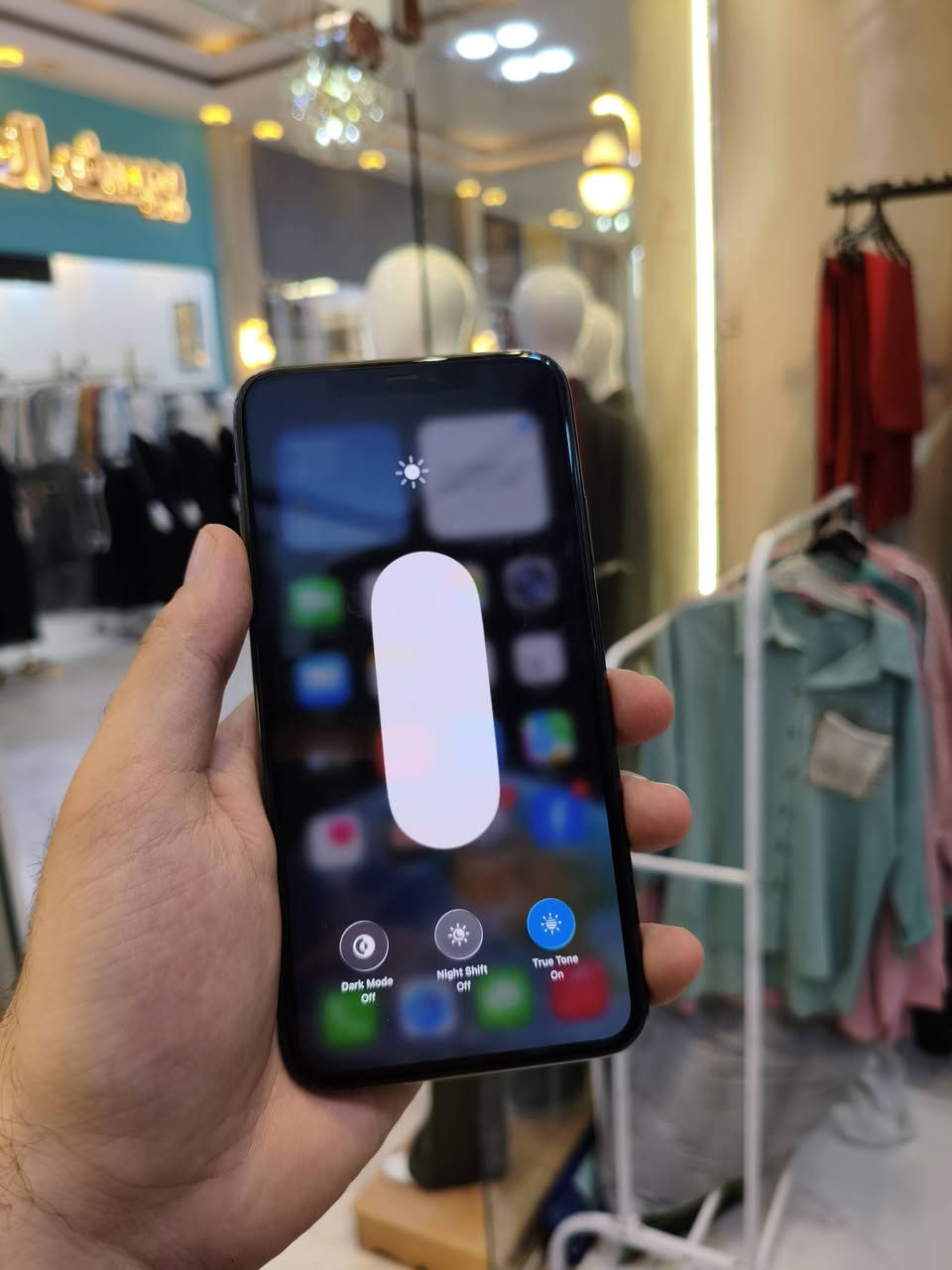 للبيع فقط 200 الف غير قابل للعملة
ايفون 11 برو ماكس 
ذاكرة 265
بطارية 96
الملحقات فقط شاحنة 
الجهاز بحالة الشركة 
ما مفتوح ما مبدل بي اشي 
استخدام بيت واستخدام قليل كلش 
نظافة 98%

الجهاز بي مشكلة وحدة فقط ميطلع صوت سماعة ساكته 
السعر 200 الف قفل قفل غير قابل للعملة 
عنواني حلة
***********
