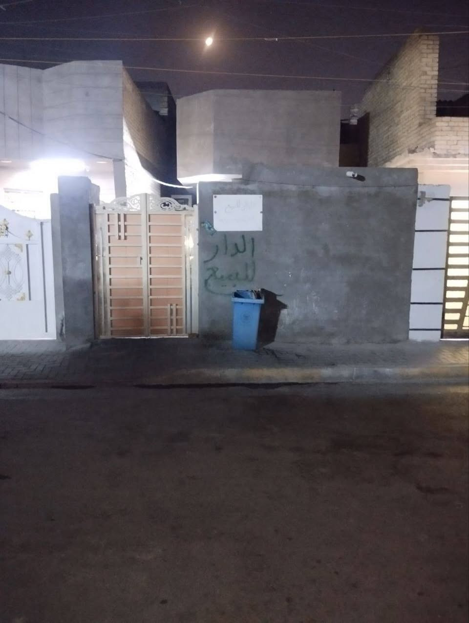 السلام عليكم ورحمه الله وبركاته 
بيت للبيع المساحة 120
الواجه 5 _ النزال24
طابق واحد _ طابو زراعي بناء بلوك كلر 
الحوش 6متر استقبال 5متر غرفة 4متر
الصاله 3*4.5 مطبخ 3متر 
حمام 3متروبع
ترك متر
السطح بيتونه على عرض البيت +ستارة
العنوان بغداد حي السفير قرب مختار محله 760

للاستفسار ***********
