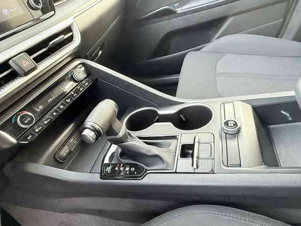 السلام عليكم كي فايف موديل 24  رقم بغداد المواصفات فول ما عده فتحه الضرر واضح بل سونار ماشيه ٢٤ السعر ١٨٢ وبيه مجال بسيط مكاني بغداد الشرطه الخامسه قرب جامع الكبيسي رقمي ***********
