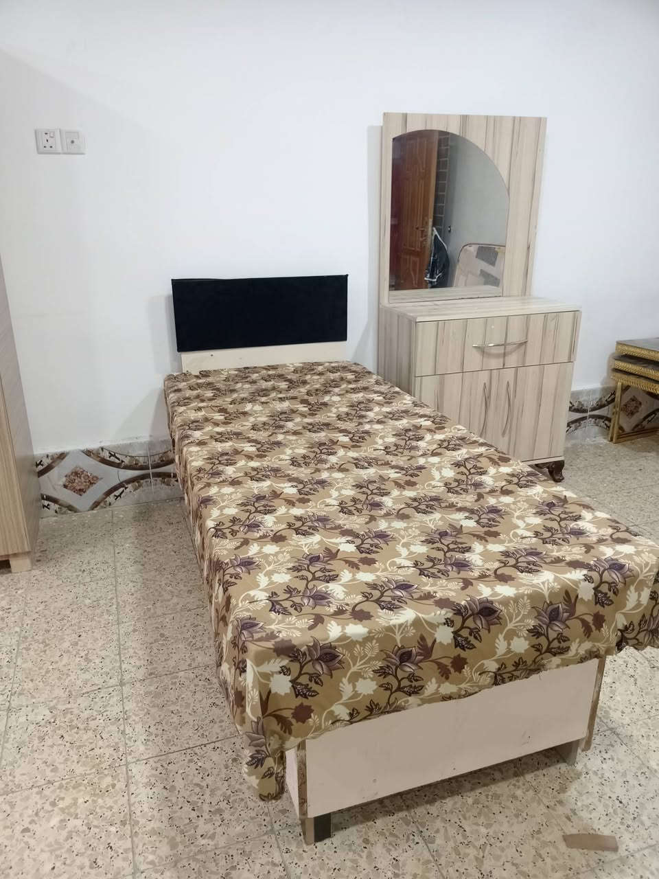 غرفه ام نفر تركي شغل عراقي للبيع سعر ٢٥٠ وبيه مجال شراي يصل على رقم ***********
