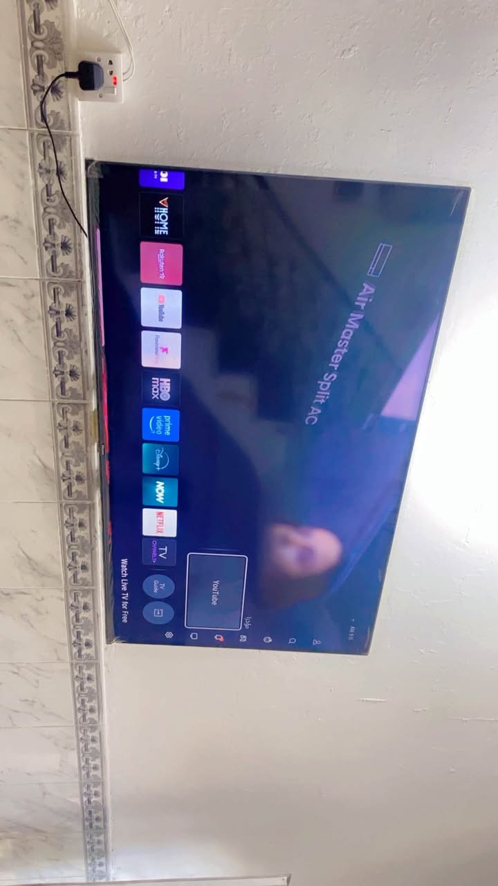شاشه حجم ٥٥ نضيفه كل ضرر مابيه مستعمله قليل شراي  أم النت اتصل عله الرقم ***********
