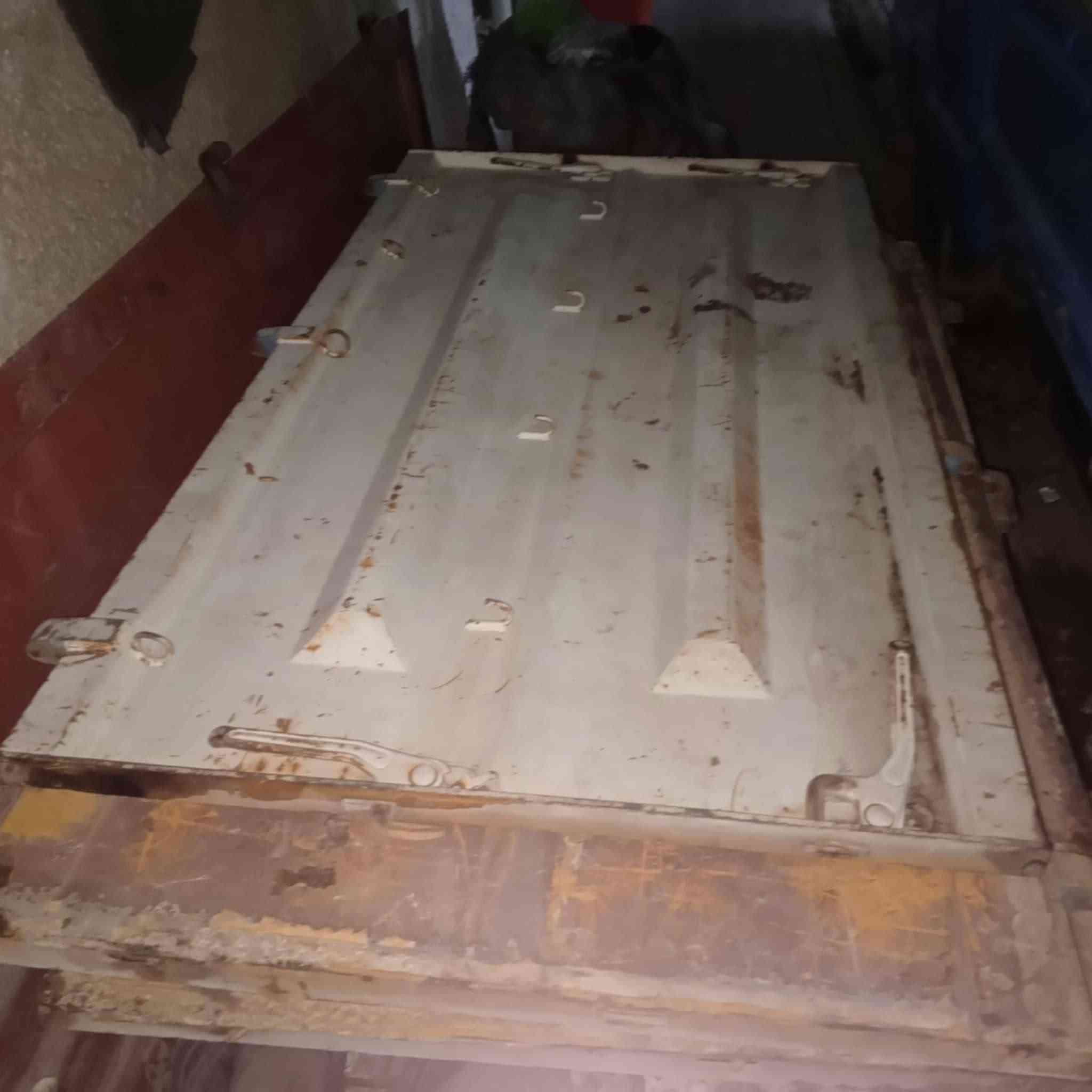 سلام عليكم اجناب للبيع عنه والتكم والعلاوه والباب بسعر مناسب عنوان بغداد بوب الشام رقم.   ***********
