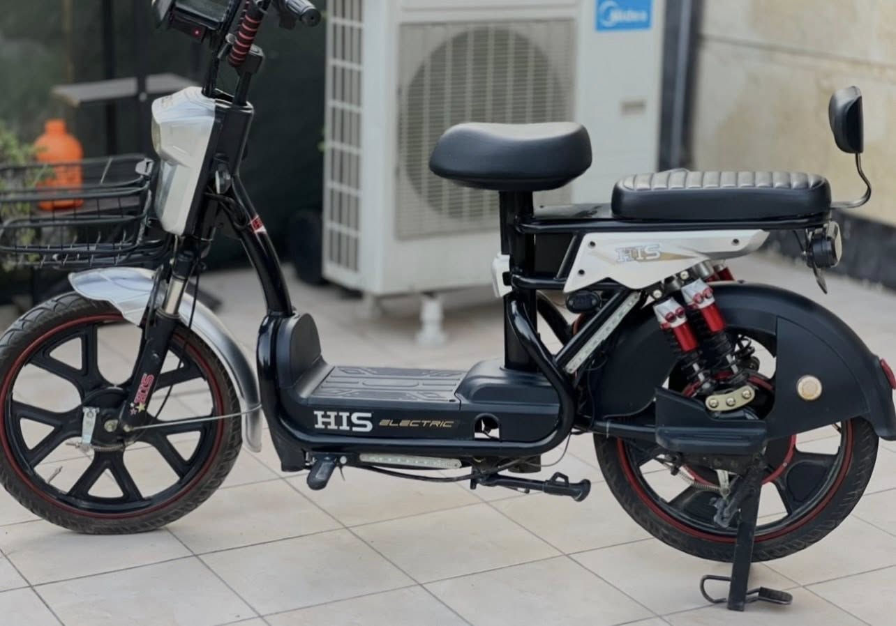 دراجه his 2024
حجم 22 
ملف 800w
5 بطاريات 60v 20a فوك النص عمر
مواصفات فول 
اشاير امامي خلفي 
بك لايت
مثبت موبايل وويا شاحنه
سماعات وبلوتوث
4 سرع وبيها نظام الريوس
شاشه ايباد تطلع اعطال
سويج قفل ونظام منع السرقه وتشغيل عن بعد 
سرعه حقيقي 60 كيلو بالتطبيق
ب 325 الف وبيها مجال بسيط
كامله مابيها نقص عدا انها بدون سلة
***********
