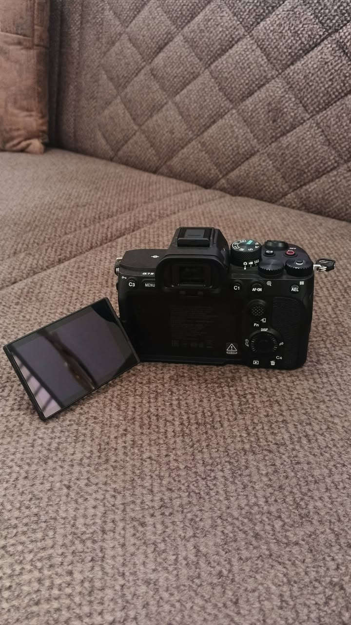 اسلام عليكم كامره sony a7iv للبيع📢📷📷
 جديده استعمال شخصي خفيف جدآ
الشتر 7k  🔥💯
وياها عدسه 50 1.8mm 
رام 64 sandisk GB💾
بطاريه 🔋🔋
حزام مالتها
وشاحنه 
وجنطه صغيره  
الكامرة نظيفه كلش شخط مابيها 
العدسه هم كلش جديده بعده الوصل مالتها موجود 
ابيع كلهن شلع مابيع فقط عدسه أو فقط بدي 
السعر 23 $ وبيها مجال
***********
