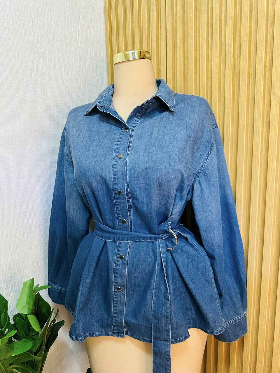 #قميص نسائي جينز 💙
قطعه تجنن 🫡
يجي وياها حزام يخصر الجسم 
قياس فري سايز يلبس من وزن 60 الى وزن 95 

خامه جينز صيفي تركي 🫡

🫰🏻⤵️

للحجز والاستفسار يرجى مراسله الصفحه
رقم هاتف واتساب ***********
توصيل بسماية 1000
بغداد 5000
محافضات 6000
يوجد دفع عن طريق الماستر كارد ✅💵
