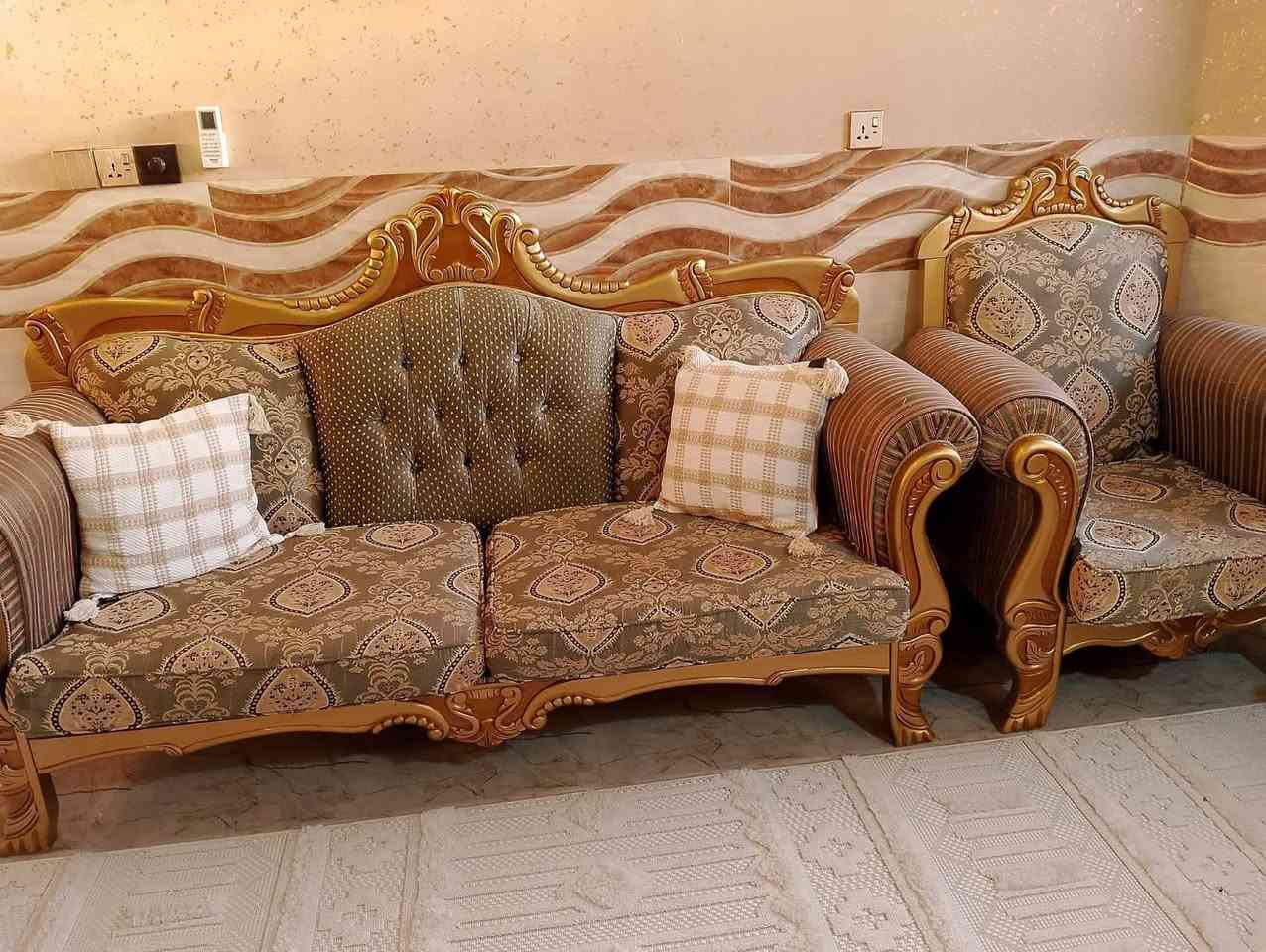 للبيع تخم تركي عشر مقاعد وميز بلازمه الاتصال على الرقم ***********
