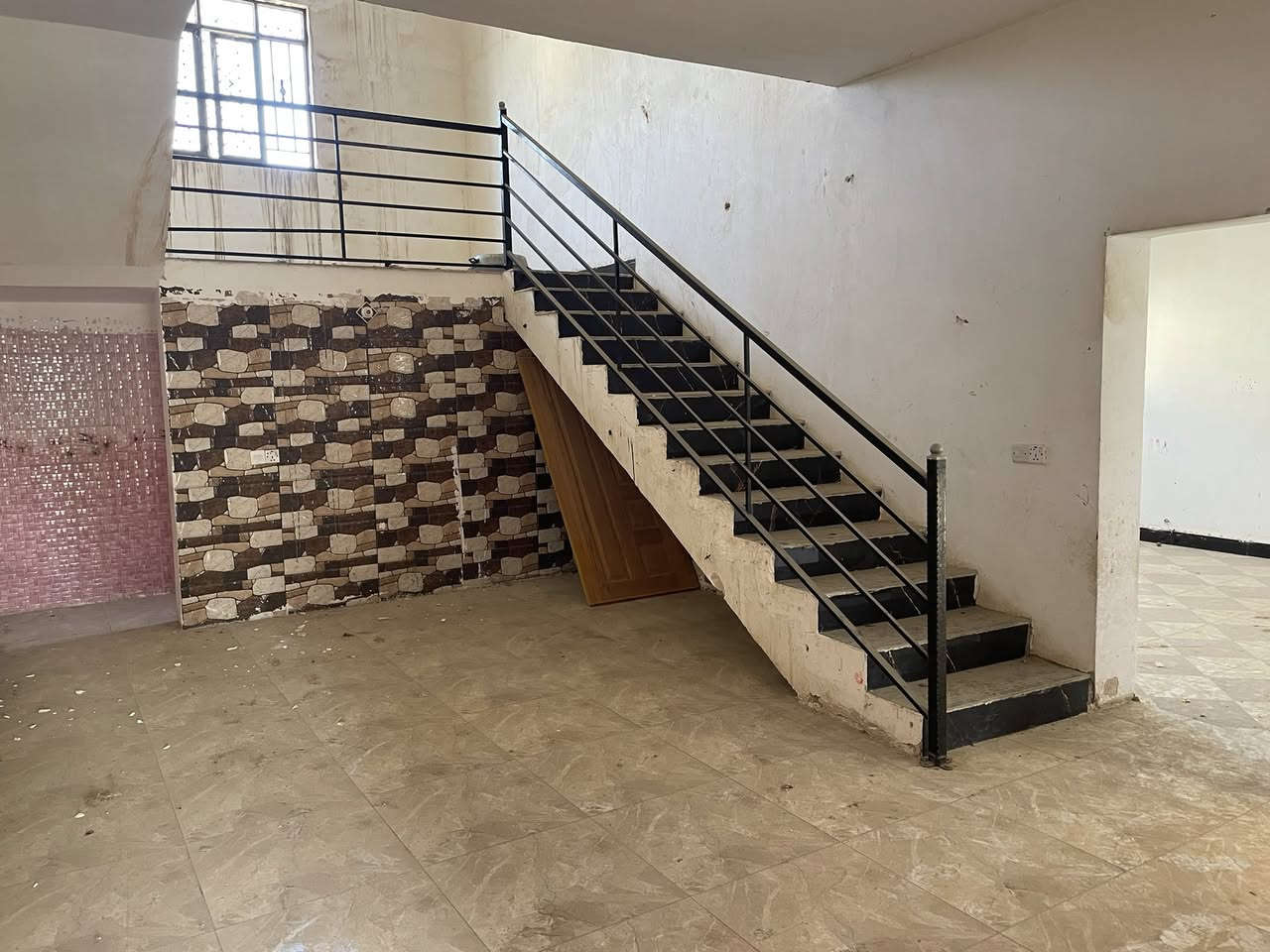 السلام عليكم بيت طابقين زراعي سند 25 للبيع المساحه 625 متر مساحة البناء 200 متر الطابق الارضي استقبال ومطبخ وغرفة وصحيات وحولي كبير الطابق الثاني غرفتين
 التاجي خلف منشاة نصر 
السعر تواصل على رقم الهاتف ***********
***********
