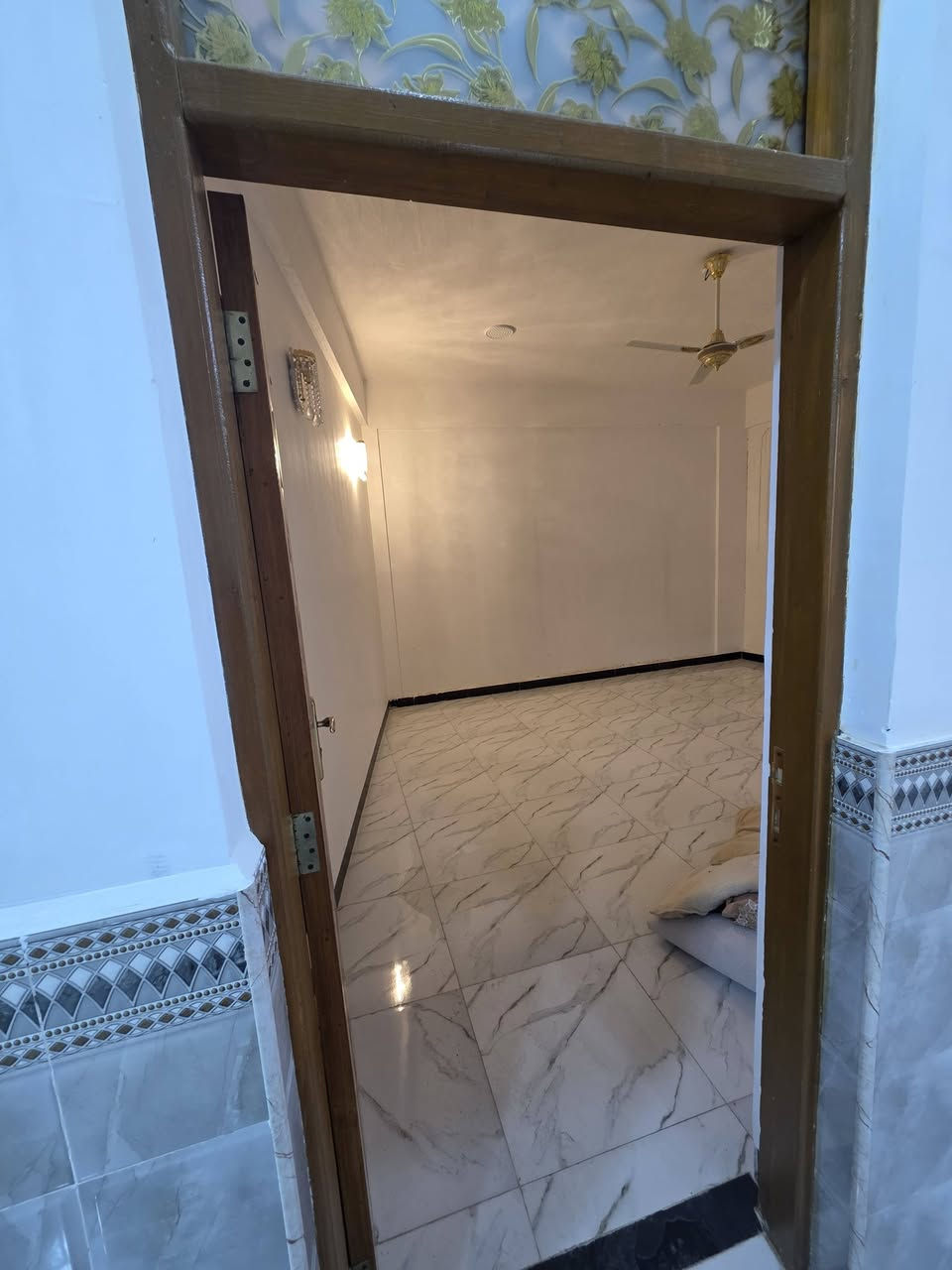 ياالله بسم الله الرحمن الرحيم شقه للايجار قاط اول مساحة ٢٠٠ متر موقع لسبيس غرفتين نوم وصاله ومطبخ واستقبال بناء حديث درجة اولي مكلف وليس لي(***********)أثير(***********)اسيا
