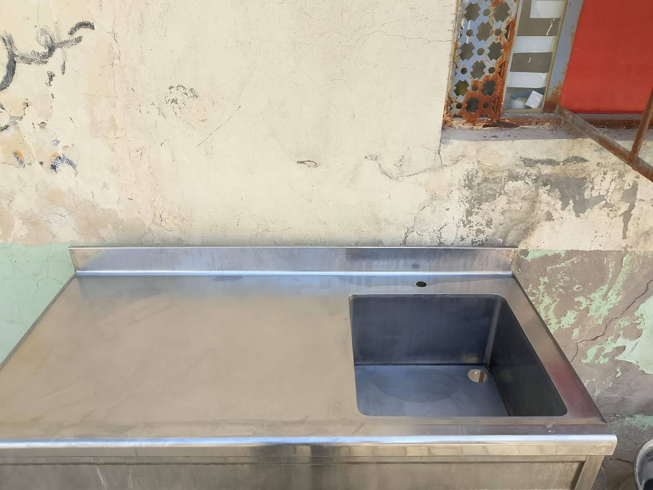 للبيع السعر 250 القياسات 150×71 العنوان النجف رقم الهاتف ***********
