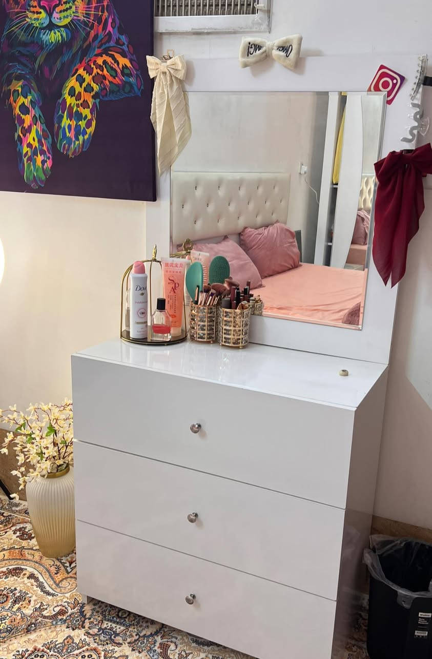 غرفة نوم للبيع 5 قطع نضيفه اخو جديد سعرها 300 وبيهى مجال ما  مفتوحه الشراي يراسل واتساب ***********
