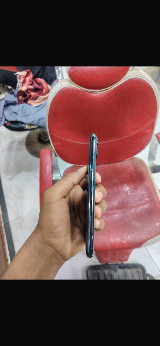 ‏سلام عليكم iPhone 11 Pro Max  ‏ذاكرة 256 موبايل شخص ما أبيه بطارية 71￼￼ رقمي ***********￼ السعر خاص
