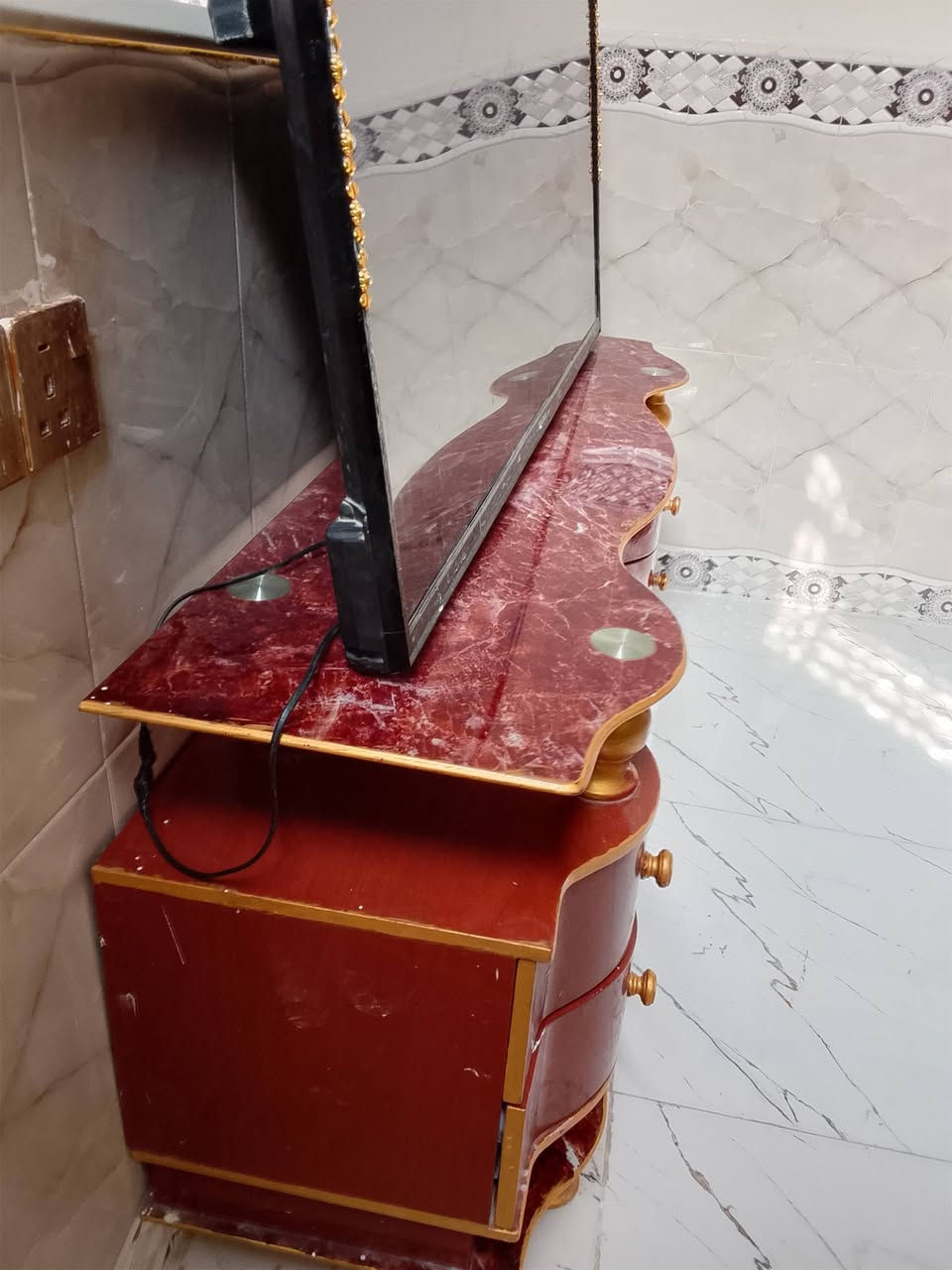 السلام عليكم 
ميز بلازما نظيف الاصلي بسعر 100وبيه مجال مع شاشه حجم 55 كانت تشتغل وحاليا عاطله بسعر مناسب قيم وأخذ للاستفسار ***********
