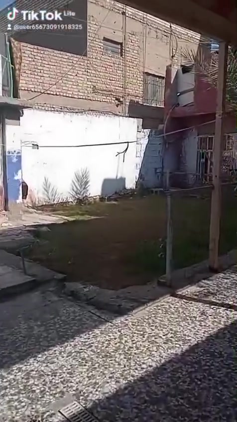 بيت للبيع مساحته 300بغداد الكماليه لشارع الاصفر الجبهة عشره السعر 225للاتصال على هذا الرقم ***********
