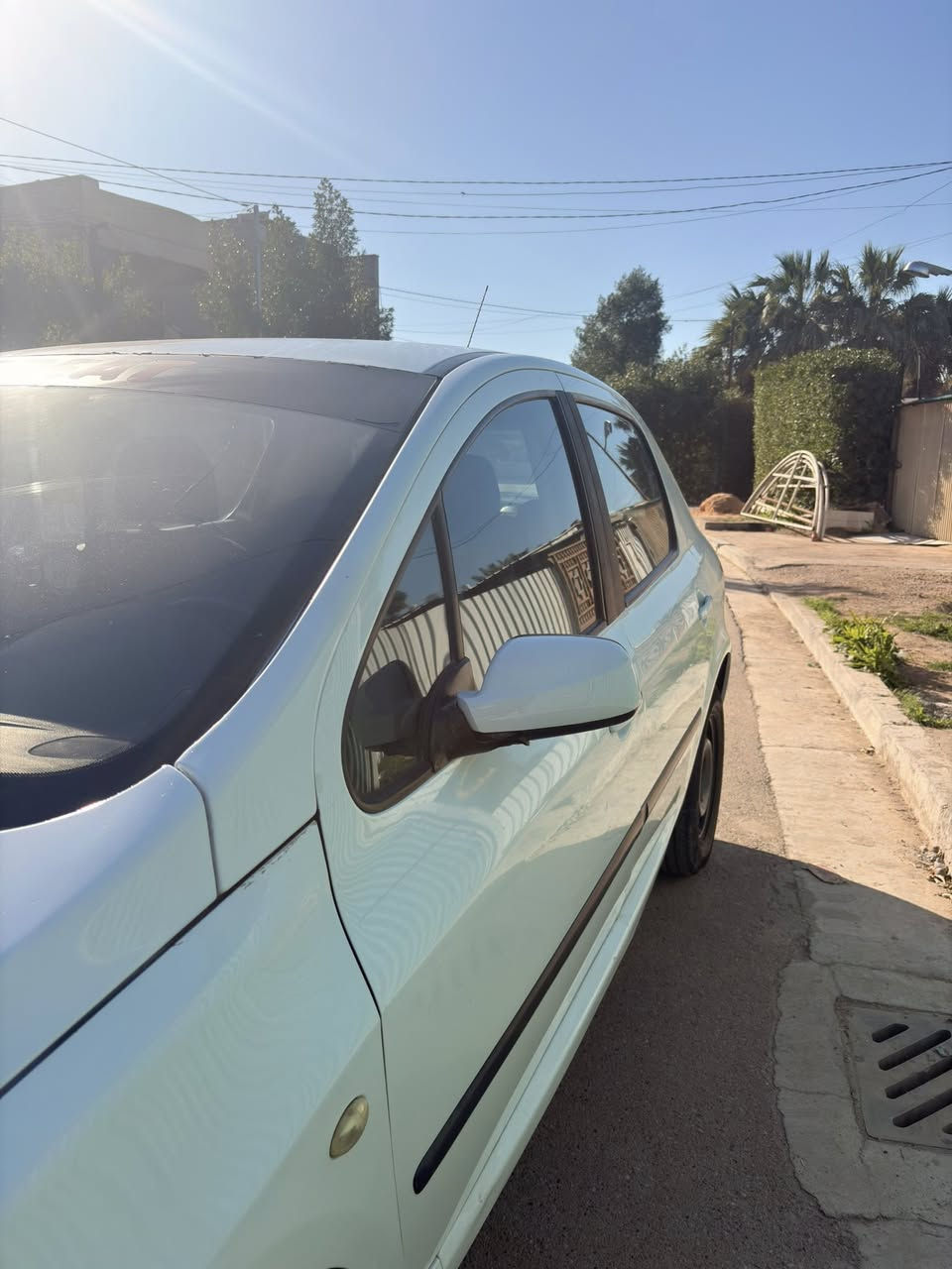 سلام عليكم 
بيجوا 2006(للبيع)
رقم بغداد 
باسمي مداور بنفس اليوم 
سياره بلاديه ونضيفه 
بيها اجزاء بسيطه صبغ للجماليه 
السياره بدون حادث ولا ضربه
مكينه كير خير من الله لا تبخير ولا تنقيص
المكينه جديده مصار شهر من شادها 
مشط جديد 
بور ستيرن جديد
عليها ادامه كامله 
تبريد فريز جديد 
مكاني حي جهاد 
***********
